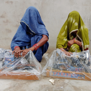 14-06-2025 – To help vendors combat the heat, 1 unstitched suit, a Nighaban cap, and ORS were provided to each thela owner. (4)